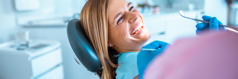 Hammaslaminaatit ovat hampaiden ulkopinnalle kiinnitettävät keraamiset (posliiniset) kuoret, joilla voidaan korjata hampaiden ulkonäköä.