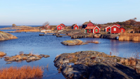 Puisia, punaisia, perinteisiä kalastajamökkejä Ahvenanmaan saaristossa ?? ''