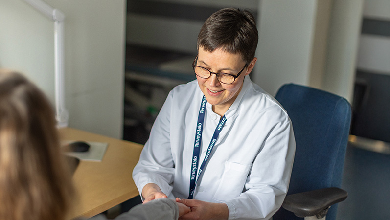 Allergologian erikoisl&auml;&auml;k&auml;ri Kati Pummi ja potilas