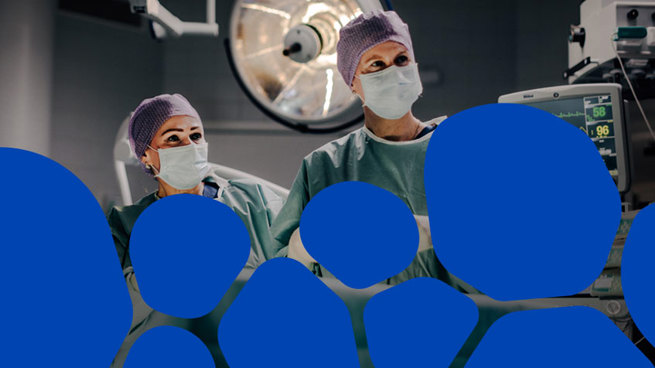 Kaksi gynekologia leikkaussalissa suojavaatteet päällä, etualalla Terveystalon brändielementti.