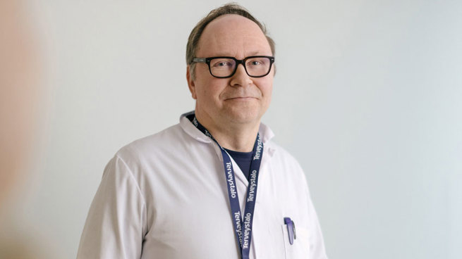 Erikoislääkäri Markku Nissinen lääkärintakki yllään.