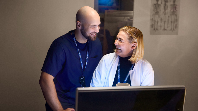 Röntgenhoitaja ja radiologi töissä Terveystalossa