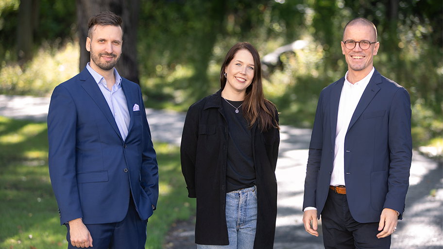 Kuvassa: kehitysprojektin innostunut ja hyväntuulinen kolmikko – Petteri Raejärvi, Maija Mäenpää ja Tuomo Oikarainen.