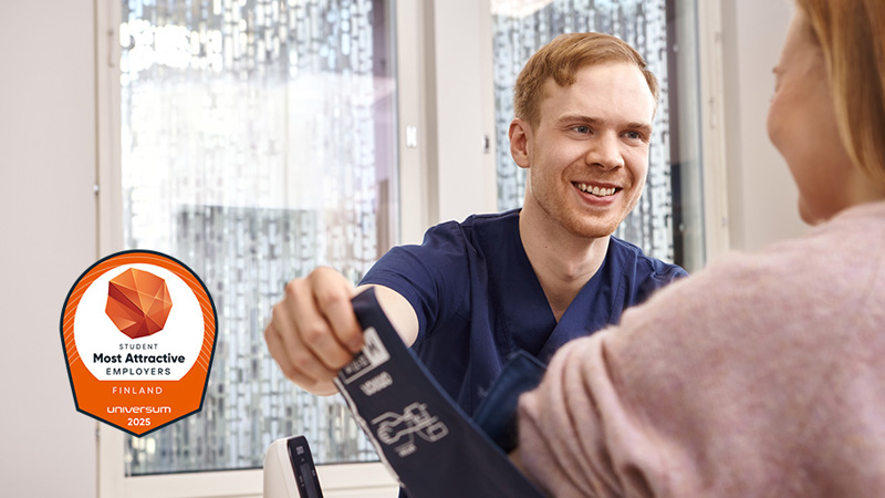 Nuori hoitaja mittaa verenpainetta potilaalta. Kuvassa on myös Universum badge.