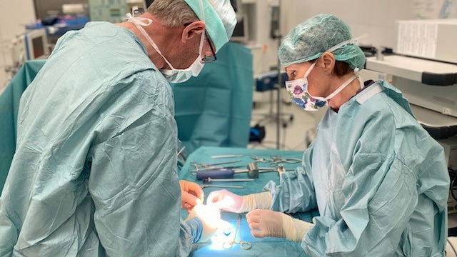 Leikkaussalisairaanhoitaja Sari Ristiniemi on ortopedin oikea käsi 
