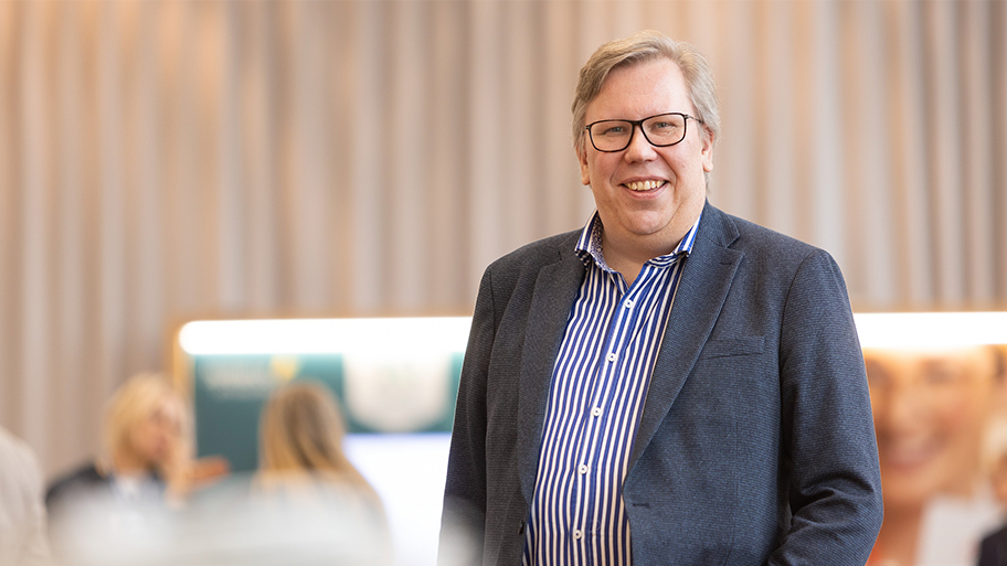 Kuvassa johtava ylilääkäri Jukka Pitkänen