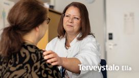 Nainen on lääkärin vastaanotolla