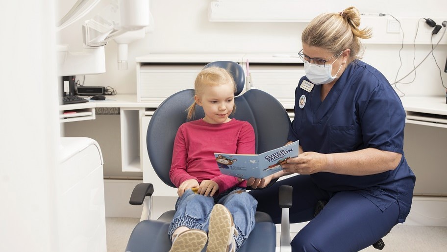 Lasten hammaslääkäri hoitaa lapsia.