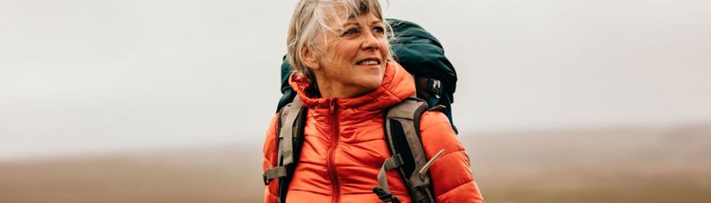 Mies työskentelemässä tietokoneella.