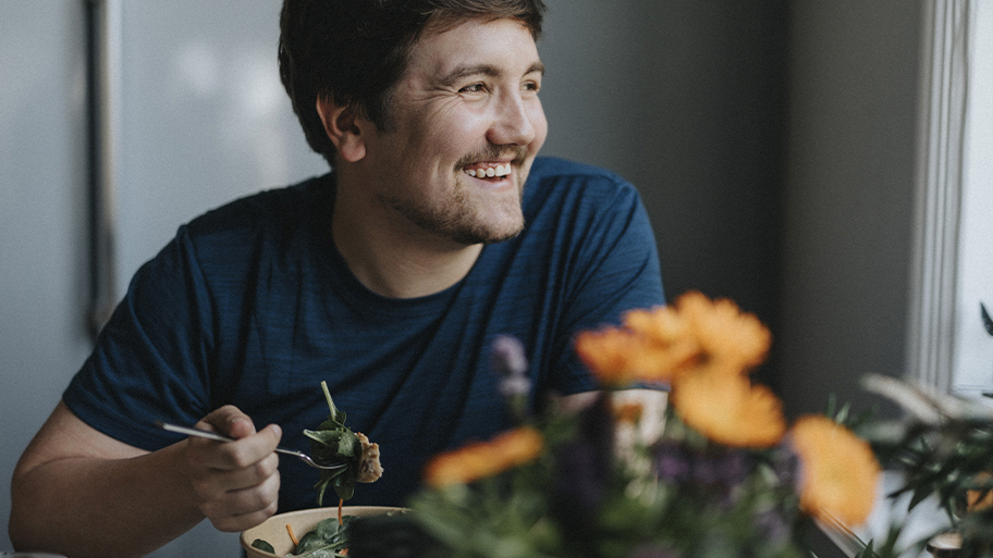 Lihavuuden taustalla vaikuttavat elintapojen lisäksi biologiset tekijät, kuten kylläisyyttä säätelevät hormonit.