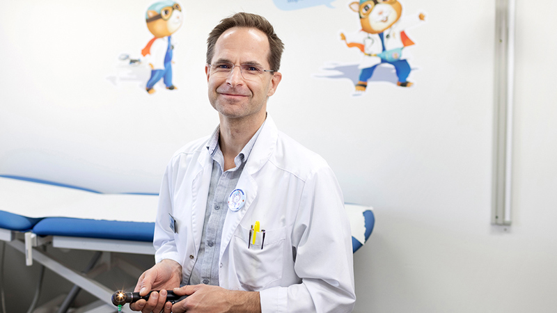 Aikuisiin verrattuna harvalla lapsella on influenssarokote, kertoo Terveystalon lastenlääkäri Péter Csonka.