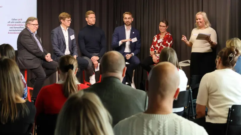 Jukka Pitkänen SPR Ensiavun järjestämässä paneelikeskustelussa