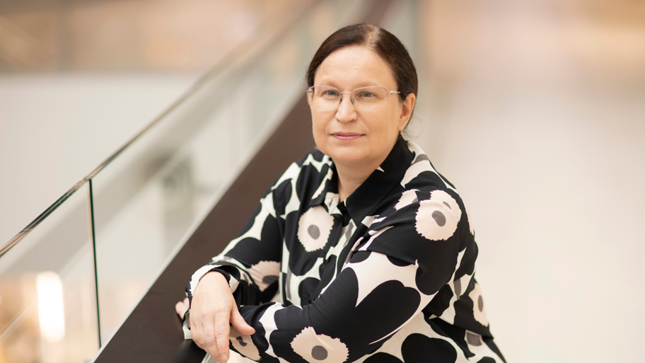 Kuvassa johtava työterveyslääkäri Silja Komulainen.