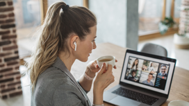 Etätyötä tekevä nainen