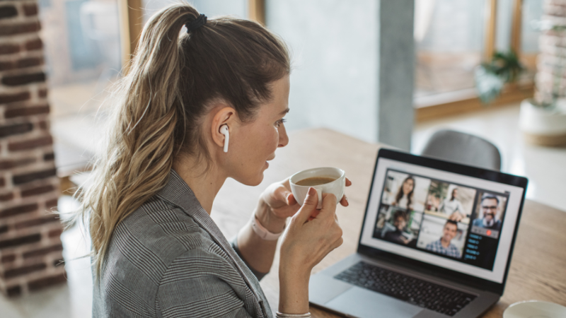 Etätyötä tekevä nainen