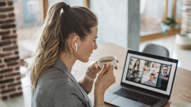 Etätyötä tekevä nainen