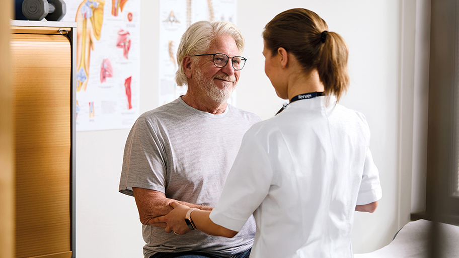 Nivelrikkoa voidaan hoitaa muun muassa fysioterapian avulla.