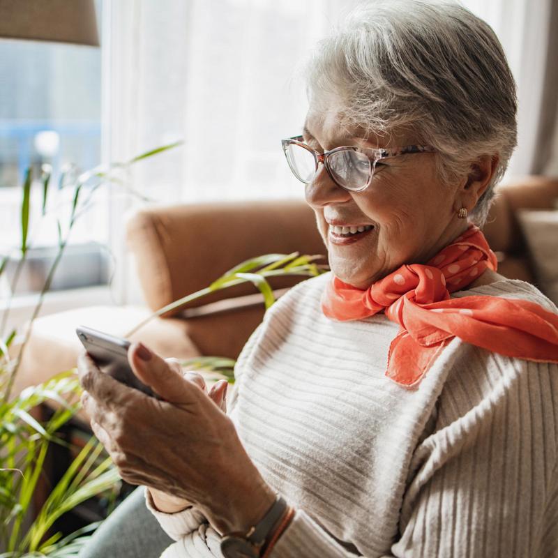 CardioSignal-sovelluksen kaksi mittaustulosnäkymää: toisessa havaitaan merkkejä eteisvärinästä, toisessa ei havaita eteisvärinän merkkejä.