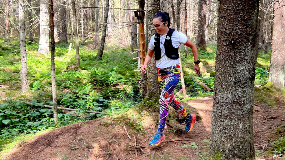Nina Lyytinen ultrajuoksemassa metsässä