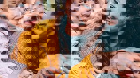 Autismi on monimuotoinen kehityshäiriö, joka vaikuttaa henkilön kykyyn kommunikoida ja olla vuorovaikutuksessa muiden ihmisten kanssa.