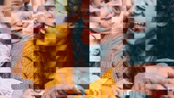 Autismi on monimuotoinen kehityshäiriö, joka vaikuttaa henkilön kykyyn kommunikoida ja olla vuorovaikutuksessa muiden ihmisten kanssa.