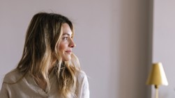 Nainen katsoo oikealle.