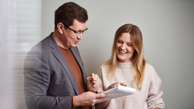 Sami Lepp&auml;m&auml;ki tarkastelee muistikirjaa yhdess&auml; psykologikollegan kanssa.