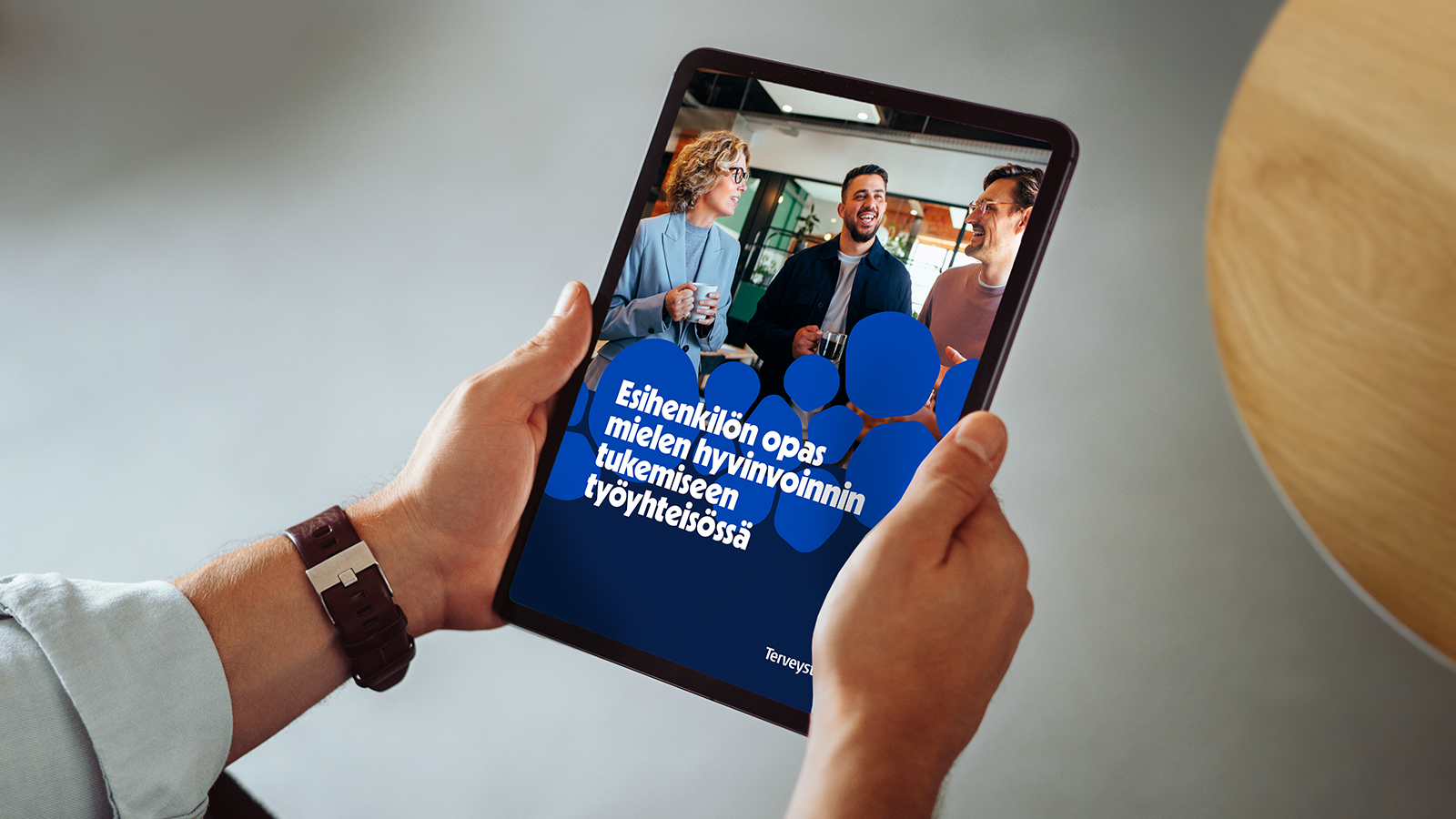 Kuva oppaan kannesta.